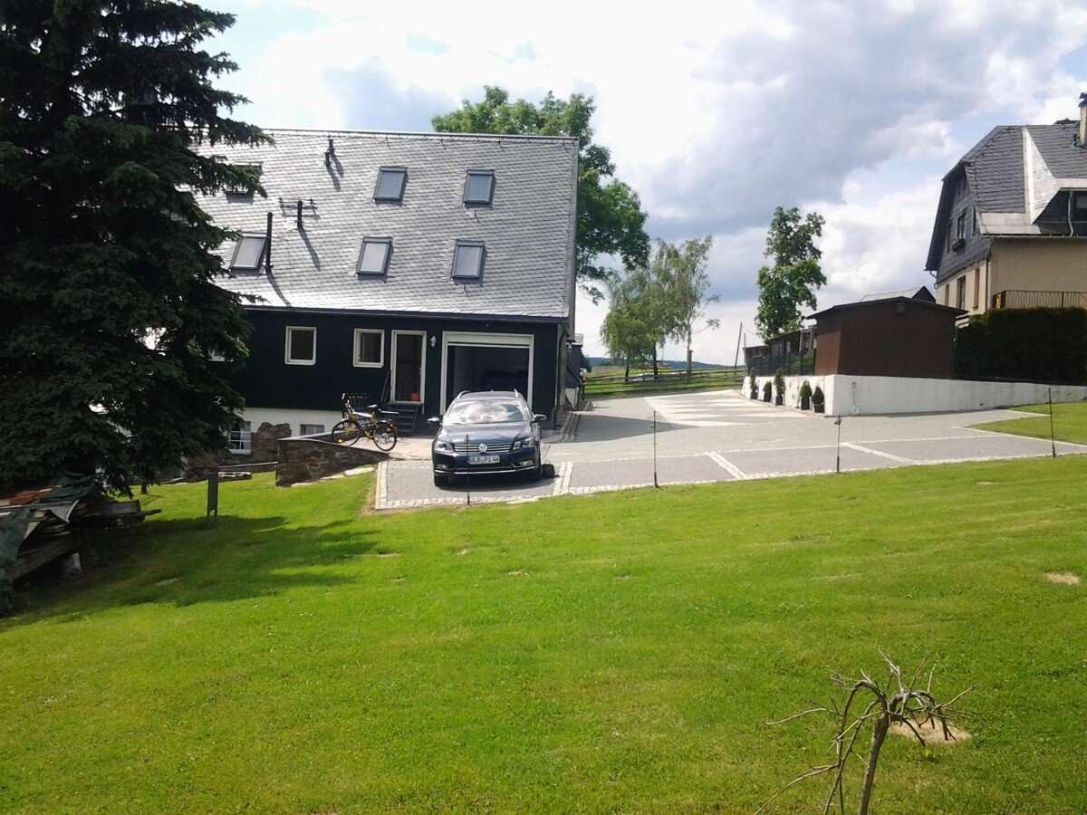 Wohnhaus hinten mit Parkpla