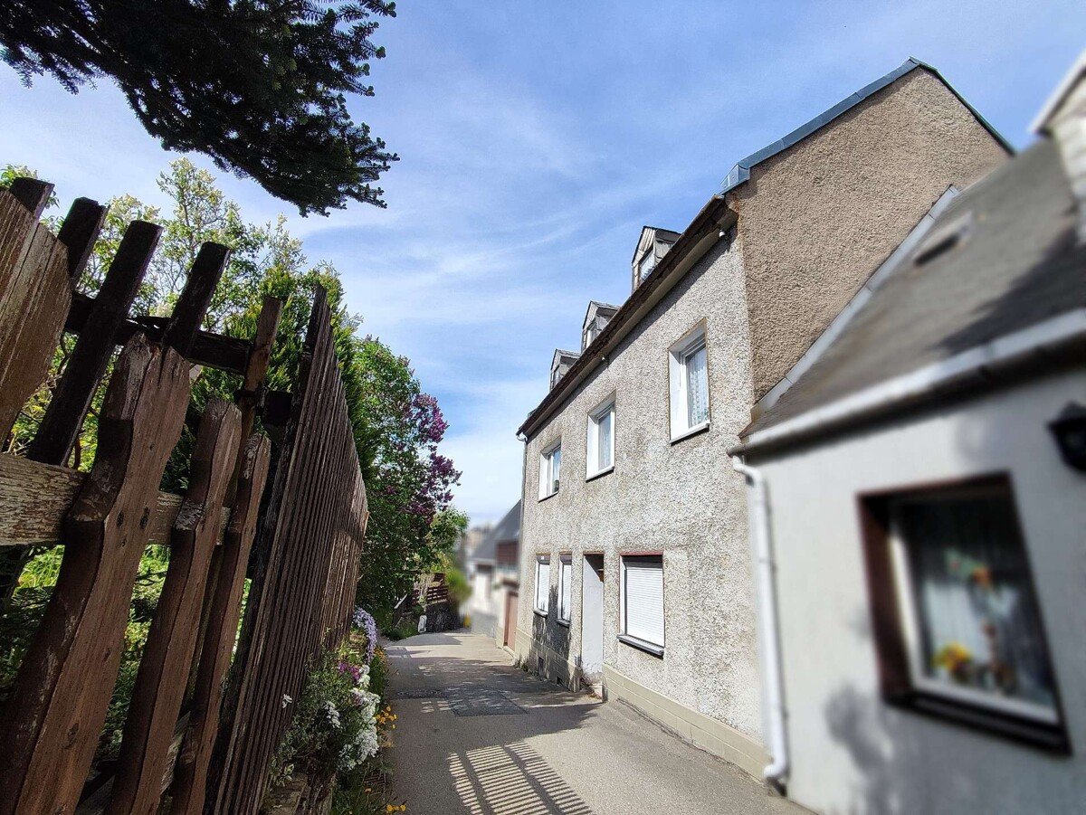 1-2 Familienhaus zum Ausbau nach eigenen Vorstellungen mit großer Terrasse