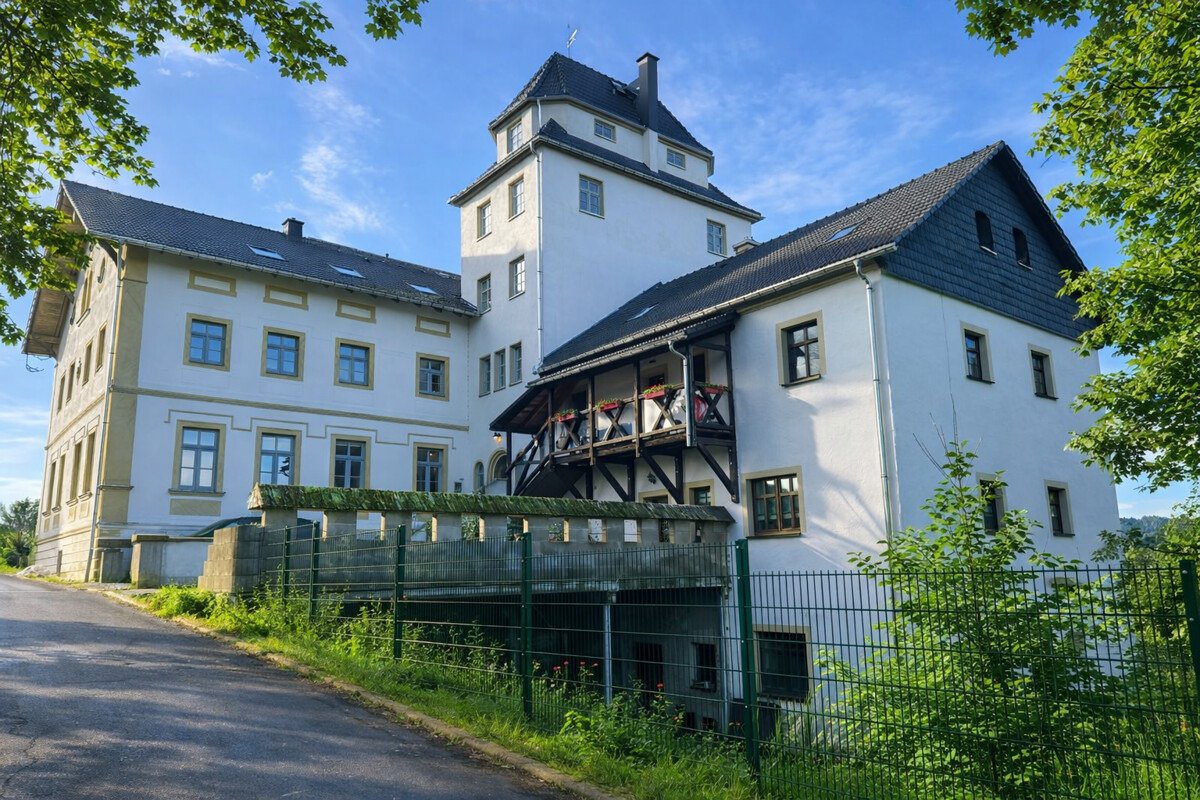 Großes Denkmalobjekt in herrschaftlichem Stil!